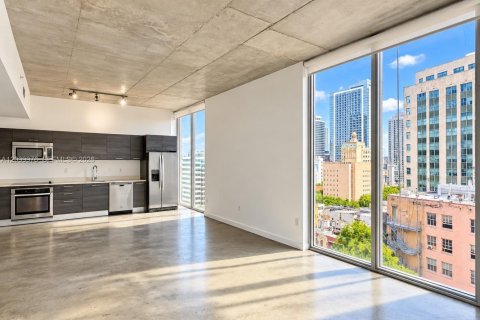 Condominio en Miami, Florida, 1 dormitorio  № 2402163