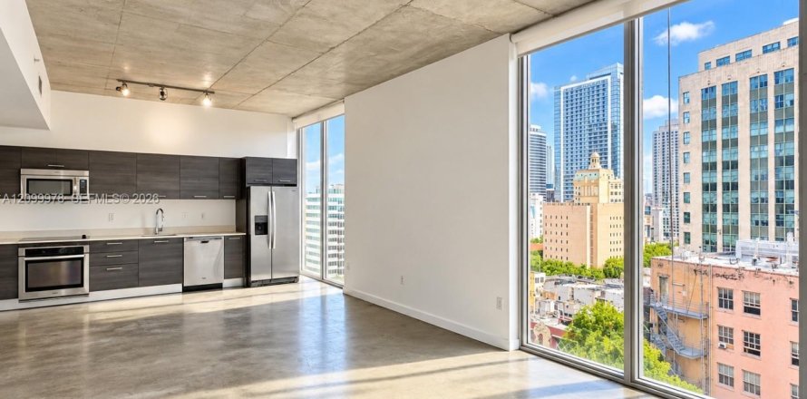 Condominio en Miami, Florida, 1 dormitorio  № 2402163