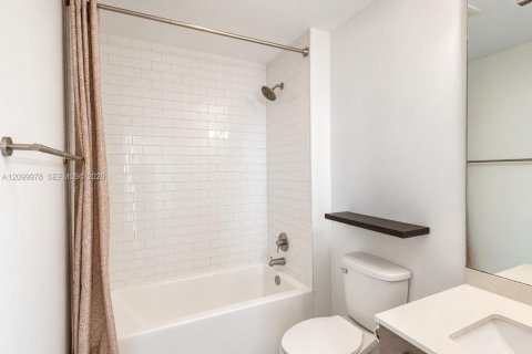 Condominio en alquiler en Miami, Florida, 1 dormitorio, 68.38 m2 № 2402163 - foto 7