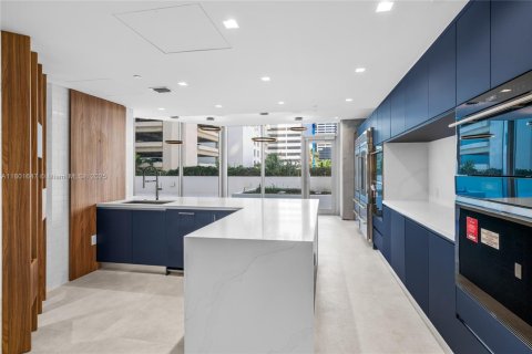 Propiedad comercial en venta en Miami, Florida № 1688875 - foto 11