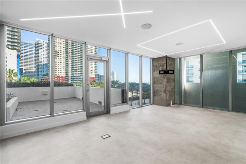 Propiedad comercial en venta en Miami, Florida № 1688875 - foto 18