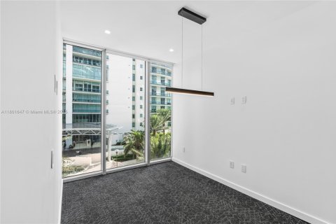 Propiedad comercial en venta en Miami, Florida № 1688875 - foto 10