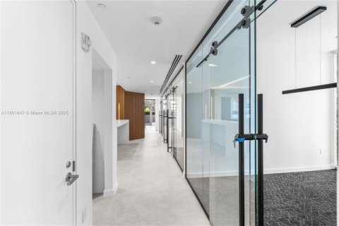 Propiedad comercial en venta en Miami, Florida № 1688875 - foto 28