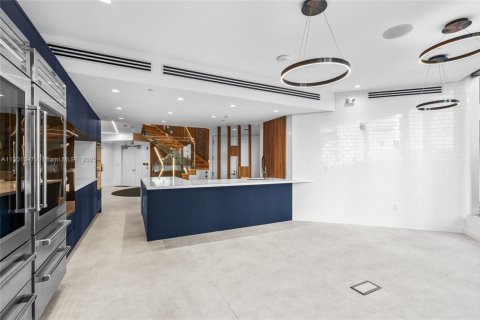 Propiedad comercial en venta en Miami, Florida № 1688875 - foto 12