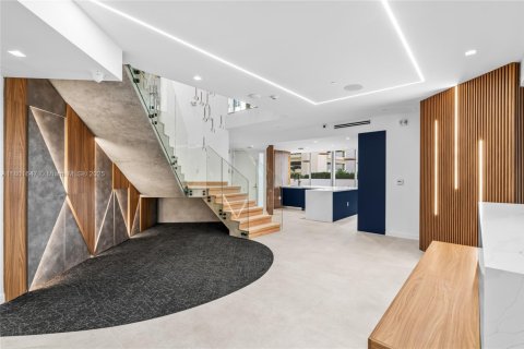 Propiedad comercial en venta en Miami, Florida № 1688875 - foto 19
