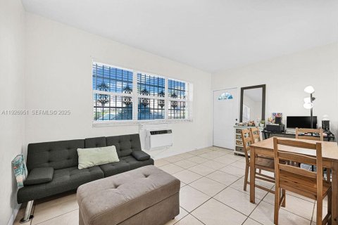 Condo in Miami Beach, Florida, 1 bedroom  № 1985933 - photo 3