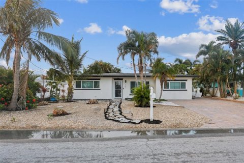 House in Madeira Beach, Florida 3 bedrooms, 154.59 sq.m. № 2239411