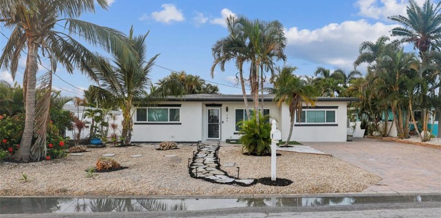 House in Madeira Beach, Florida 3 bedrooms, 154.59 sq.m. № 2239411