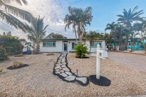 House in Madeira Beach, Florida 3 bedrooms, 154.59 sq.m. № 2239411 - photo 3