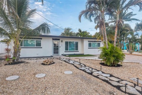 House in Madeira Beach, Florida 3 bedrooms, 154.59 sq.m. № 2239411 - photo 4