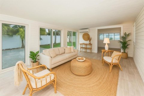House in Madeira Beach, Florida 3 bedrooms, 154.59 sq.m. № 2239411 - photo 12