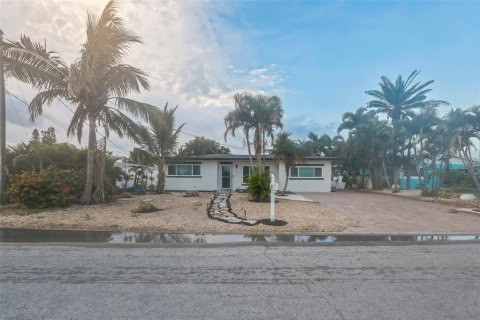 House in Madeira Beach, Florida 3 bedrooms, 154.59 sq.m. № 2239411 - photo 2