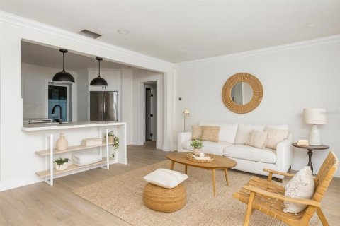 House in Madeira Beach, Florida 3 bedrooms, 154.59 sq.m. № 2239411 - photo 6