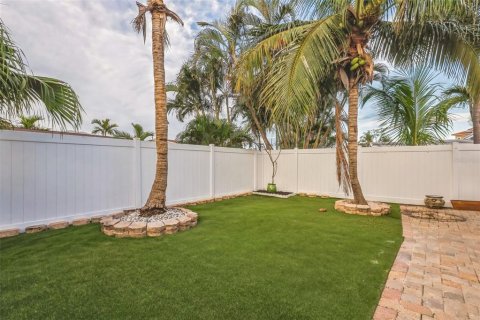 House in Madeira Beach, Florida 3 bedrooms, 154.59 sq.m. № 2239411 - photo 17