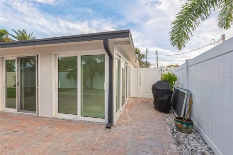 House in Madeira Beach, Florida 3 bedrooms, 154.59 sq.m. № 2239411 - photo 13