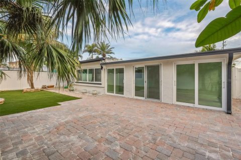 House in Madeira Beach, Florida 3 bedrooms, 154.59 sq.m. № 2239411 - photo 14