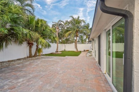House in Madeira Beach, Florida 3 bedrooms, 154.59 sq.m. № 2239411 - photo 5