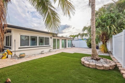 House in Madeira Beach, Florida 3 bedrooms, 154.59 sq.m. № 2239411 - photo 15