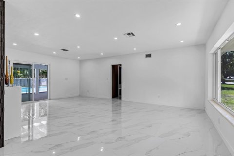 Villa ou maison à vendre à Pinecrest, Floride: 5 chambres, 310.85 m2 № 2059970 - photo 13