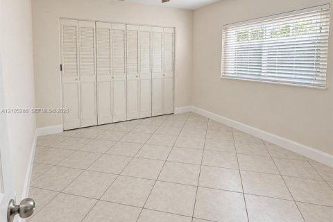 Villa ou maison à louer à Coral Springs, Floride: 2 chambres, 302.86 m2 № 2415968 - photo 11