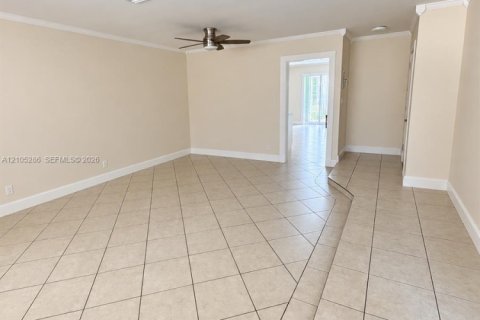 Villa ou maison à louer à Coral Springs, Floride: 2 chambres, 302.86 m2 № 2415968 - photo 8