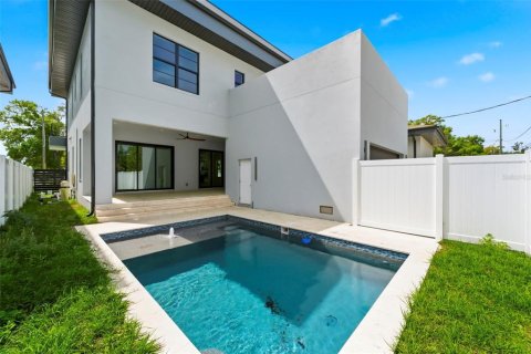 House in Saint Petersburg, Florida 4 bedrooms, 289.02 sq.m. № 2330682 - photo 2
