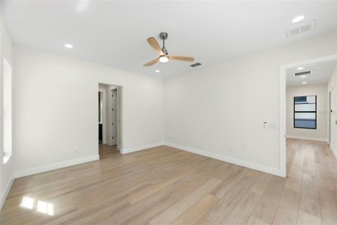 House in Saint Petersburg, Florida 4 bedrooms, 289.02 sq.m. № 2330682 - photo 25