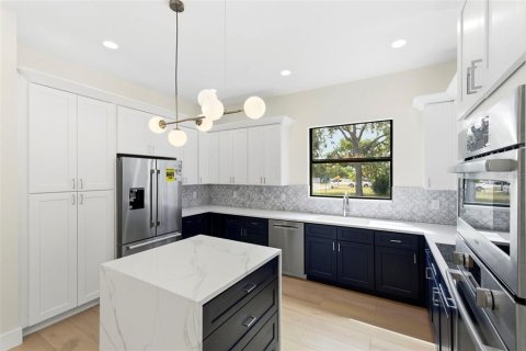 House in Saint Petersburg, Florida 4 bedrooms, 289.02 sq.m. № 2330682 - photo 6