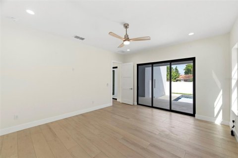 House in Saint Petersburg, Florida 4 bedrooms, 289.02 sq.m. № 2330682 - photo 26