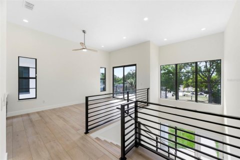 House in Saint Petersburg, Florida 4 bedrooms, 289.02 sq.m. № 2330682 - photo 17