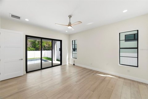 House in Saint Petersburg, Florida 4 bedrooms, 289.02 sq.m. № 2330682 - photo 27
