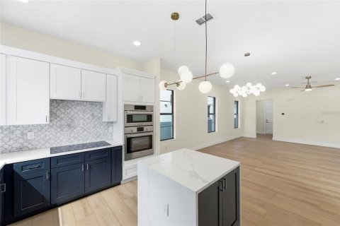 House in Saint Petersburg, Florida 4 bedrooms, 289.02 sq.m. № 2330682 - photo 5