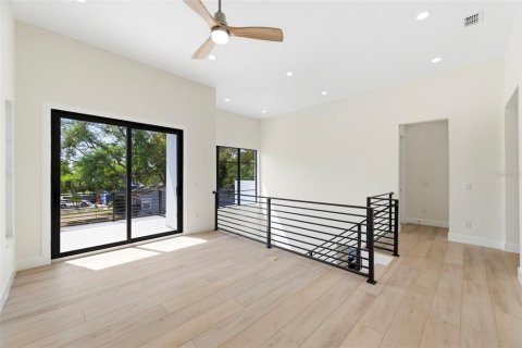 House in Saint Petersburg, Florida 4 bedrooms, 289.02 sq.m. № 2330682 - photo 18