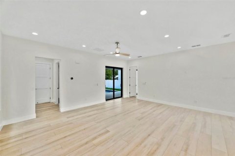 House in Saint Petersburg, Florida 4 bedrooms, 289.02 sq.m. № 2330682 - photo 12