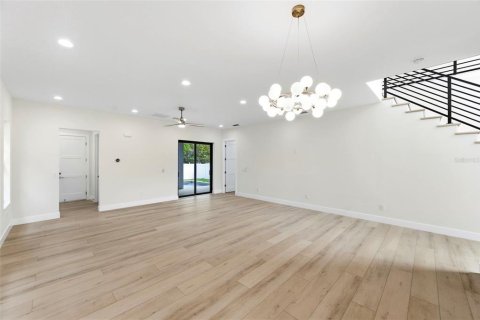 House in Saint Petersburg, Florida 4 bedrooms, 289.02 sq.m. № 2330682 - photo 11