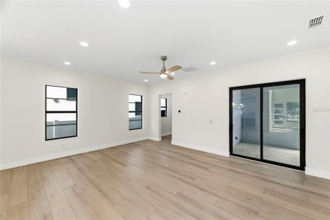 House in Saint Petersburg, Florida 4 bedrooms, 289.02 sq.m. № 2330682 - photo 21