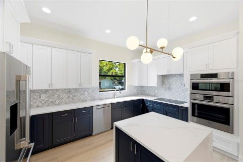 House in Saint Petersburg, Florida 4 bedrooms, 289.02 sq.m. № 2330682 - photo 4