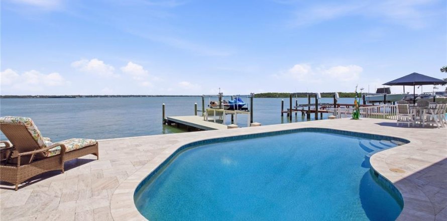 Villa ou maison à Madeira Beach, Floride 4 chambres, 323.39 m2 № 2219040