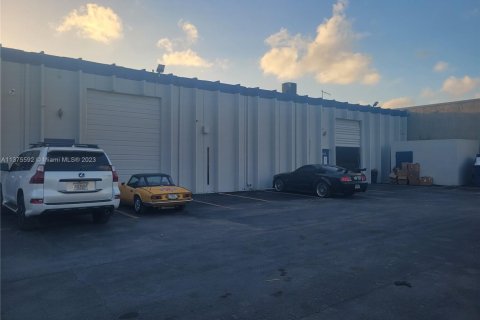 Immobilier commercial à louer à Miami, Floride № 748329 - photo 1