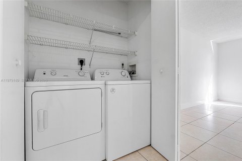 Снять в аренду кондоминиум в Дорал, Флорида 2 спальни, 92.34м2, № 2046100 - фото 19