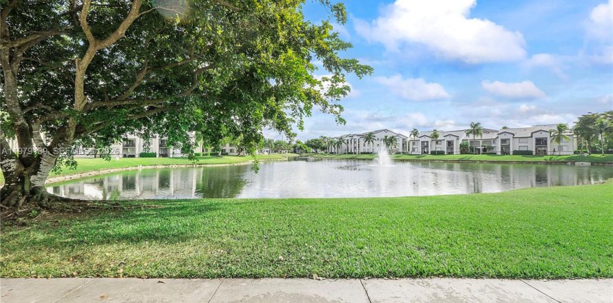 Кондоминиум с 2 спальнями в Дорал, Флорида № 2046100