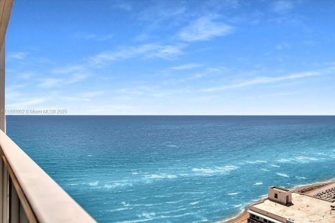 Condominio en venta en Hollywood, Florida, 3 dormitorios, 244.05 m2 № 1981586 - foto 2