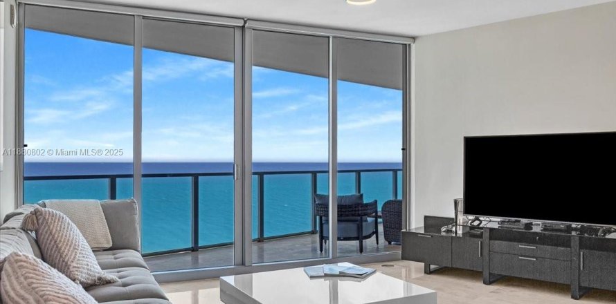 Condominio en Hollywood, Florida, 3 dormitorios  № 1981586