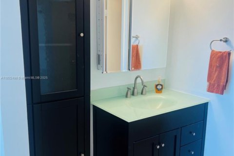 Condo in Miami, Florida, 2 bedrooms  № 1940186 - photo 16