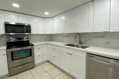 Condo in Miami, Florida, 2 bedrooms  № 1940186 - photo 15