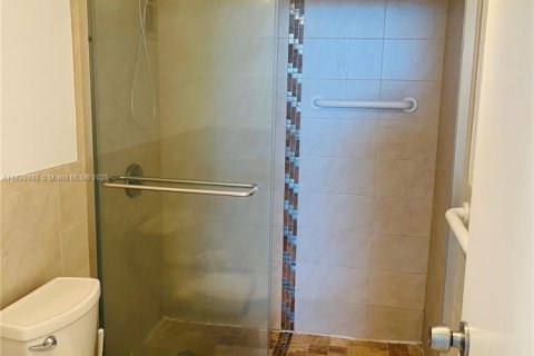 Condominio en alquiler en Miami, Florida, 2 dormitorios, 107.3 m2 № 1940186 - foto 18