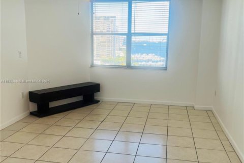 Condo in Miami, Florida, 2 bedrooms  № 1940186 - photo 17