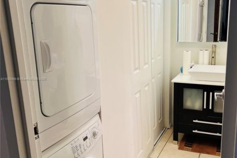 Condo in Miami, Florida, 2 bedrooms  № 1940186 - photo 19