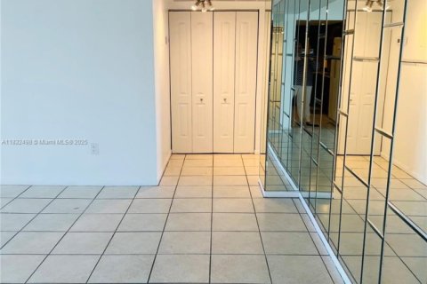 Condo in Miami, Florida, 2 bedrooms  № 1940186 - photo 14