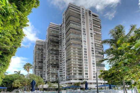 Condo in Miami, Florida, 2 bedrooms  № 1940186 - photo 1